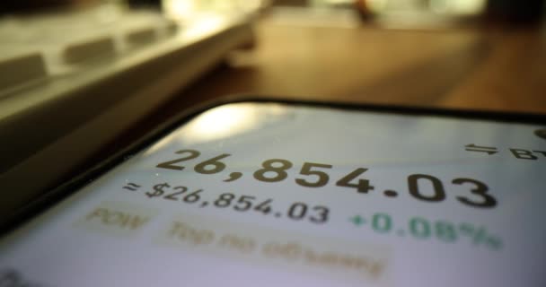 Wachsende Zahlen Und Kursnotierungen Für Börsennotierte Kryptowährungen Auf Dem Smartphone — Stockvideo