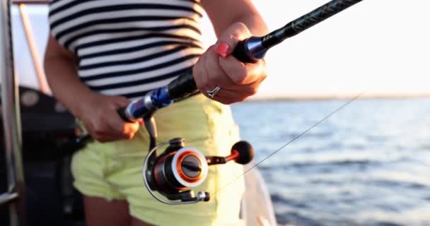 Mulher Pescador Turístico Detém Vara Pesca Gira Carretel Atraindo Peixes — Vídeo de Stock