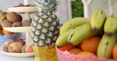 Masa 4K filminde geniş bir tropikal meyve çeşitliliği. Meyve kavramının sağlık faydaları