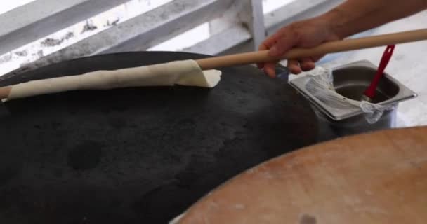 Chef Masculino Pone Panqueque Película Brasero Hornear Tradicional Países Asiáticos — Vídeos de Stock