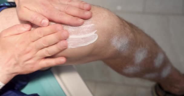 Mann Trägt Sonnencreme Auf Bein Film Auf Hautschutz Vor Strahlen — Stockvideo
