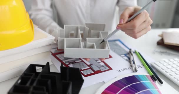 Diseñador Mostrando Modelo Casa Proyecto Primer Plano Película Proyectos Arquitectónicos — Vídeos de Stock