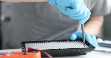 Usta, atölyedeki lambayı tamir ediyor. 4K 'lık filmi yavaş çekimde kapatıyor. Ev aletleri ve elektronik konseptinin onarımı ve bakımı