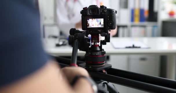 비디오 카메라는 카메라로 의사를 촬영하여 슬로우 모션을 클로즈업한다 의학적 내용을 — 비디오