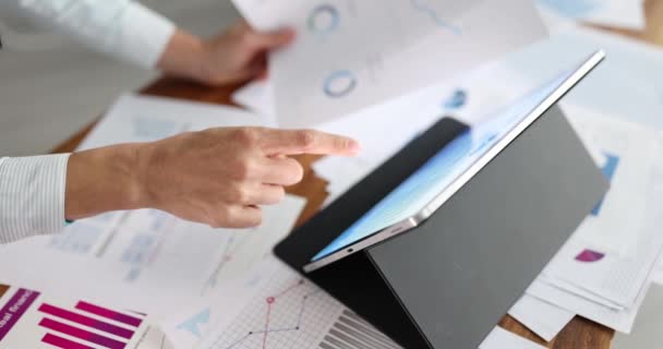 Businesswoman Analyzuje Grafy Digitálních Tablet Papírové Dokumenty Detailní Film Zpomalení — Stock video