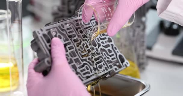 Chemik Wylewający Olej Silnikowy Automatyczną Skrzynię Biegów Zbliżenie Film Slow — Wideo stockowe