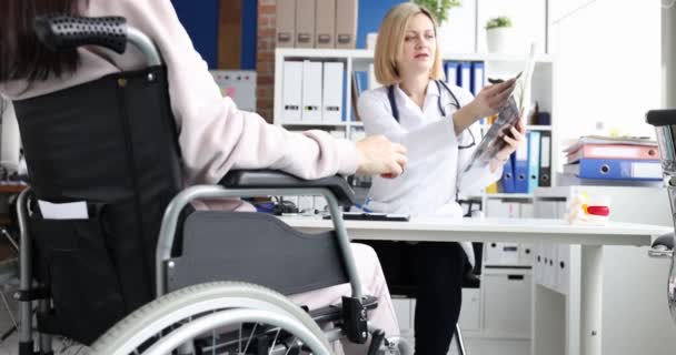휠체어에 환자의 엑스레이를 검진하고 있습니다 장애가 사람들을 재활시키는 — 비디오
