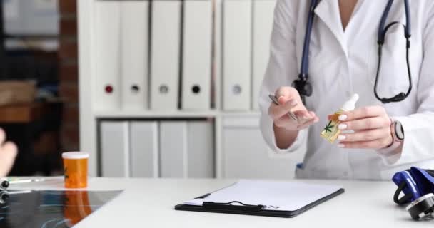 의사는 슬로우 모션을 환자에게 클로즈업하는 처방했다 — 비디오