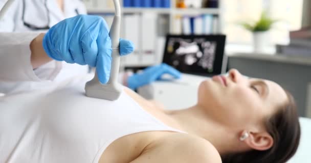 Doktor Klinikteki Hastanın Göğsüne Ultrason Yapıyor Ağır Çekimde Göğüs Tümörü — Stok video