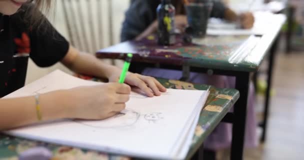 Anak Anak Menggambar Meja Mereka Sebuah Sekolah Seni Close Klasik — Stok Video