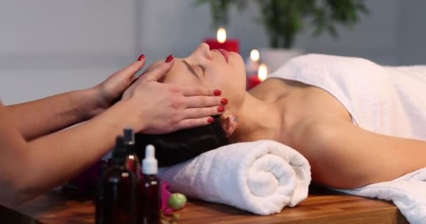 Ręce Masażystki Salonie Uderzają Czoło Kobiety Zbliżenie Tajski Masaż Głowy — Wideo stockowe