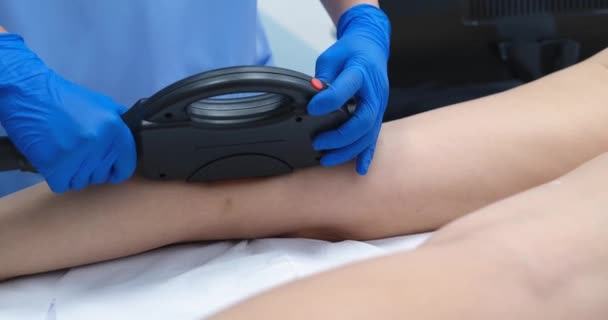 Lekarz Używa Sprzętu Laserowego Nogach Kobiety Zbliżenie Laseroterapia Leczenie Stawów — Wideo stockowe