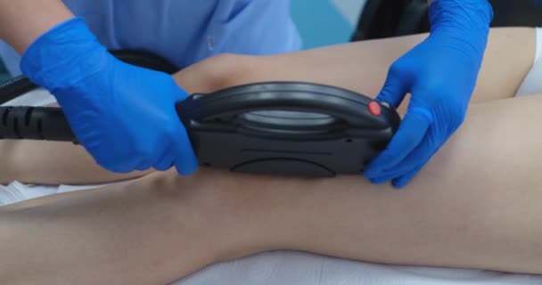 Doctor Uses Laser Equipment Skin Patients Legs Close Laser Therapy — Stockvideo