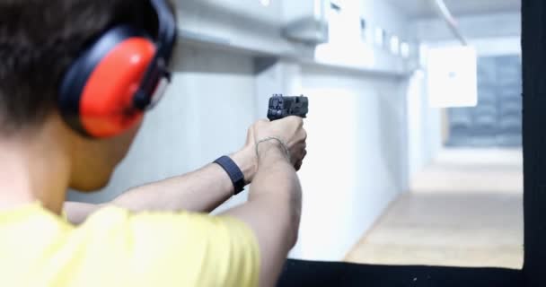 Homem Num Campo Tiro Aponta Dispara Uma Pistola Perto Formação — Vídeo de Stock