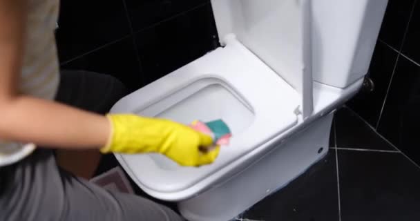 Žena Žlutých Rukavicích Umývá Záchodové Prkýnko Zblízka Domácí Úklid Záchodě — Stock video