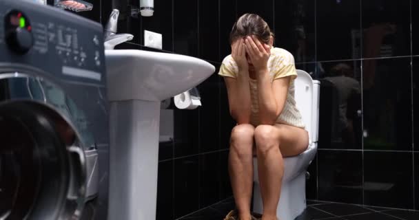 Een Vrouw Huilt Terwijl Het Toilet Zit Badkamer Thuis Buikpijn — Stockvideo