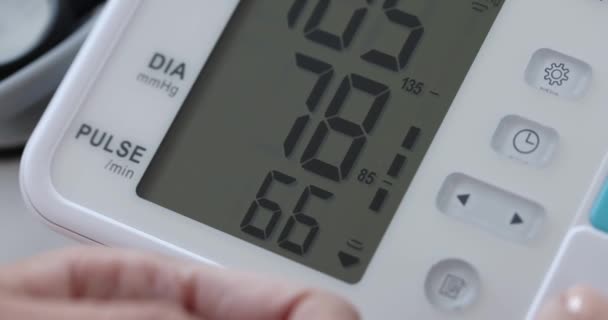Frau Misst Arteriellen Blutdruck Auf Automatischem Blutdruckmessgerät Gesundheitskontrollkonzept — Stockvideo