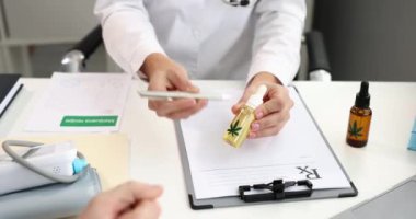 Doktor, klinikteki hastaya marihuana yağı veriyor. Marihuana kavramının tıbbi kullanımı