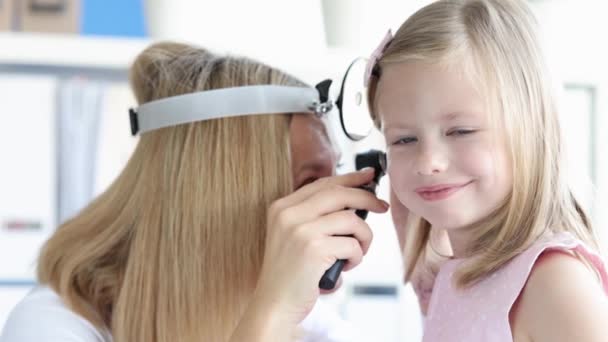 Otorrinolaringologista Realiza Exame Físico Orelha Menina Teste Auditivo Conceito Crianças — Vídeo de Stock