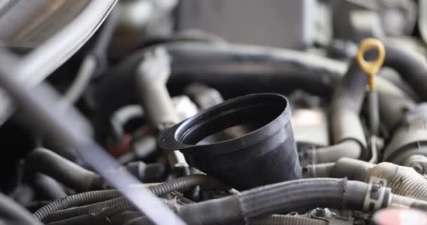 Κινητήρας Αυτοκινήτου Πλαστικό Ποτιστήρι Για Χύτευση Πετρελαίου Έννοια Συντήρησης Κινητήρα — Αρχείο Βίντεο