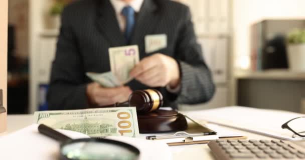 Homem Terno Negócios Conta Dinheiro Joga Martelo Madeira Juiz Suborno — Vídeo de Stock