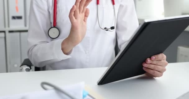 Arts Voert Medische Consultatie Van Zieke Patiënt Videogesprek Tablet Begrip — Stockvideo