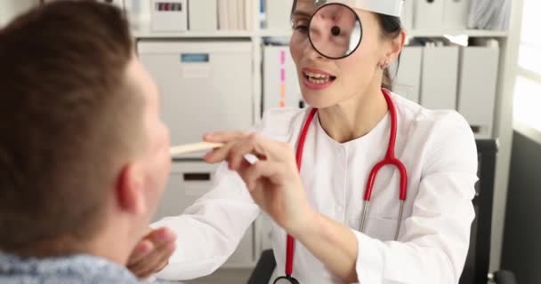 Otorrinolaringologista Realiza Exame Físico Garganta Paciente Conceito Inflamação Das Amígdalas — Vídeo de Stock