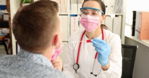 Koruyucu Maskeli Kadın Doktor Hastadan Koronavirüs Testi Alır Hastaların Klinik — Stok video