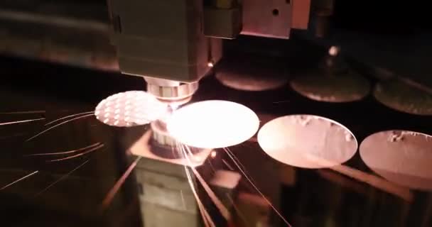 Круг Резки Лазерной Машины Листе Металлической Пленки Концепция Металлургической Промышленности — стоковое видео