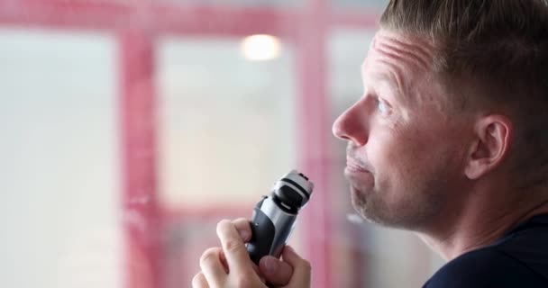 Jovem Cantando Máquina Barbear Banheiro Filme Cuidados Com Pele Facial — Vídeo de Stock