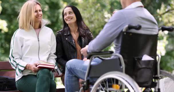 Людина Обмеженими Можливостями Інвалідному Візку Спілкується Друзями Парку Фільм Повне — стокове відео