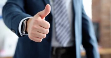 İşadamı yüksek kaliteli müşteri hizmetleri öneriyor. Pozitif geribildirim ve onay işareti kavramı