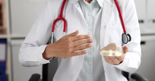 Γιατρός Μαστολόγος Κρατώντας Σιλικόνη Στο Στήθος Εμφυτεύματα Ταινία Αυξητική Στήθους — Αρχείο Βίντεο