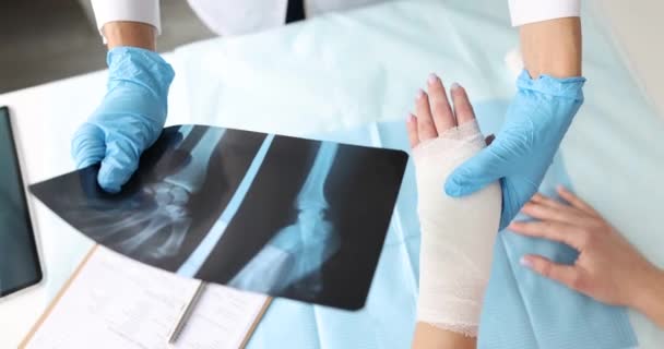 Läkaren Håller Röntgen Handen Och Undersöker Patientens Ömma Arm Stretching — Stockvideo