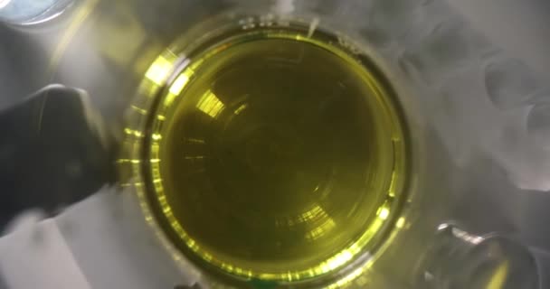 フラスコ内の液体油っぽい黄緑色の溶液 工具産業もです 研究室概念における化学研究 — ストック動画