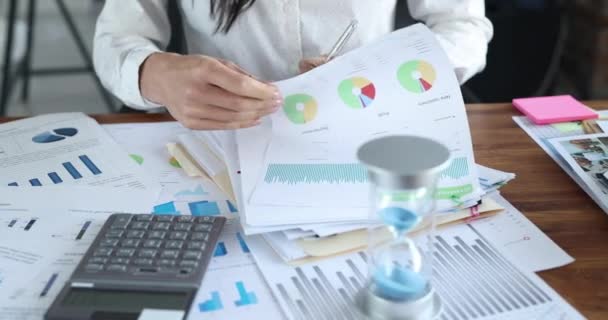 Businesswoman Works Financial Charts Counts Calculator Analytics Marketing Statistics Concept — Vídeo de Stock
