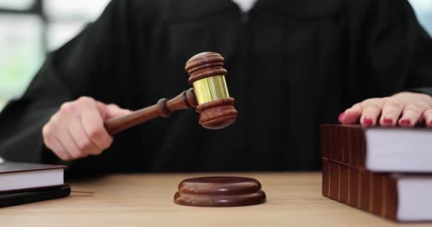 Gros Plan Juge Avec Marteau Bois Livre Cour Cour Internationale — Video