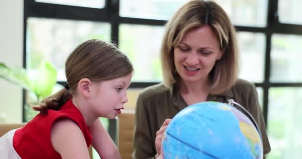 Menj Kalandozni Boldog Család Készül Útra Anya Lánya Tanulni Földgömb — Stock videók