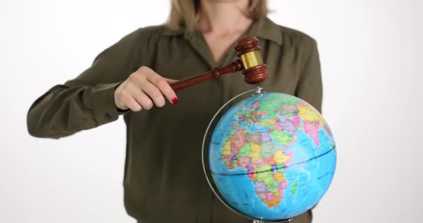 Julgue Martelo Com Mapa Mundial Globo Mãos Femininas Tribunal Justiça — Vídeo de Stock
