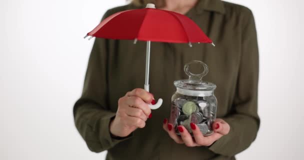 Concepto Protección Del Dinero Con Paraguas Sobre Alcancía Tarro Vidrio — Vídeo de stock