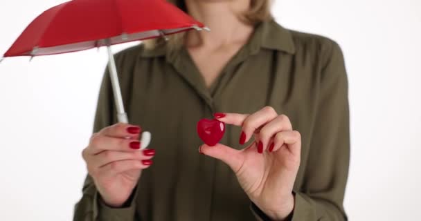 手には傘と赤いハートがあります 健康管理の概念と愛と健康を救うシンボル — ストック動画