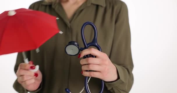 Médico Mulher Com Guarda Chuva Estetoscópio Médico Seguro Saúde Protecção — Vídeo de Stock