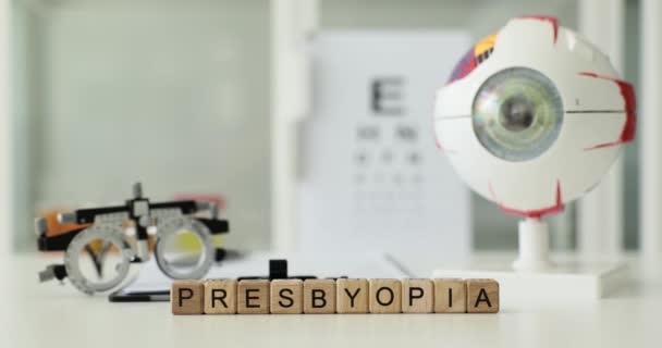 Leeftijdsgerelateerde Brekingsfout Van Oogpresbyopie Behandeling Kliniek Presbyopie Veroorzaakt Symptomen Diagnose — Stockvideo