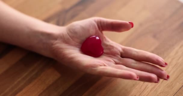 Main Femme Tient Serre Coeur Rouge Gros Plan Coeur Brisé — Video