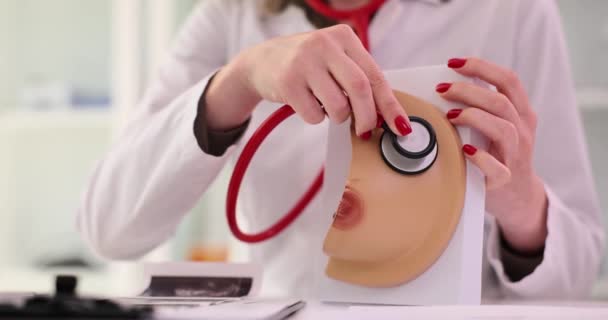 Γιατρός Εφαρμόζει Στηθοσκόπιο Ρεαλιστικό Μοντέλο Στήθους Στην Κλινική Ασθένειες Των — Αρχείο Βίντεο