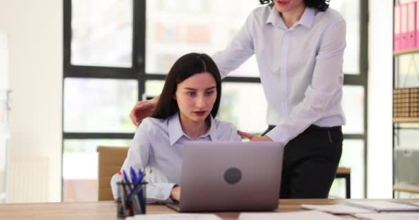 男性マネージャーは女性従業員を職場で休憩させる コミュニケーション 休憩レジャー職場 — ストック動画