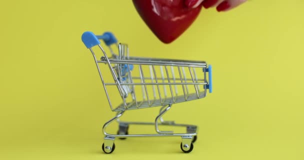 Carrinho Compras Com Coração Vermelho Fundo Amarelo Modernos Namorados Mães — Vídeo de Stock