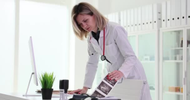 Ärztin Mit Ergebnissen Der Ultraschalluntersuchung Der Hand Konsultiert Patientin Aus — Stockvideo