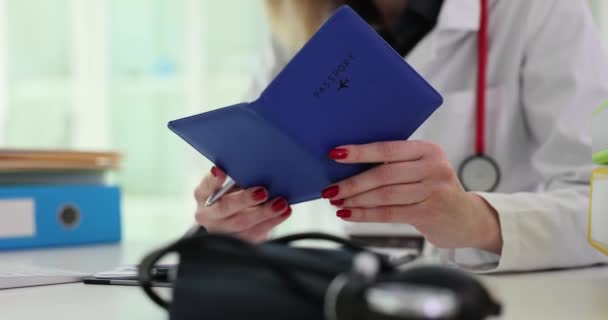 病人医生的护照资料保存在诊所的工作场所 医疗保险和病人卡的登记 — 图库视频影像