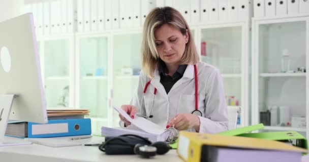 Pratisyen Hekim Klinikte Oturur Önemli Belgeler Dosyalarla Çalışır Tıbbi Kayıtlar — Stok video